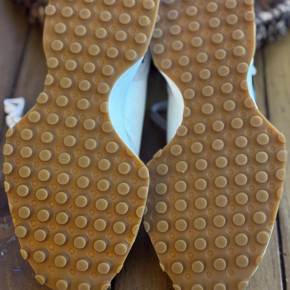 New Balance Moonbeam and Black 327 Sneaker - Picture 7 of 11